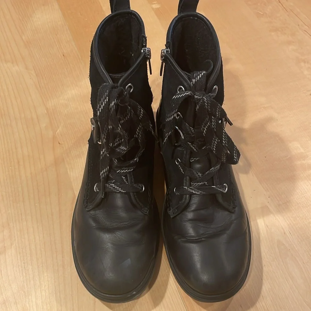 UGG Hapsburg Hiker Waterproof Boot Women’s size 8.5 EUC